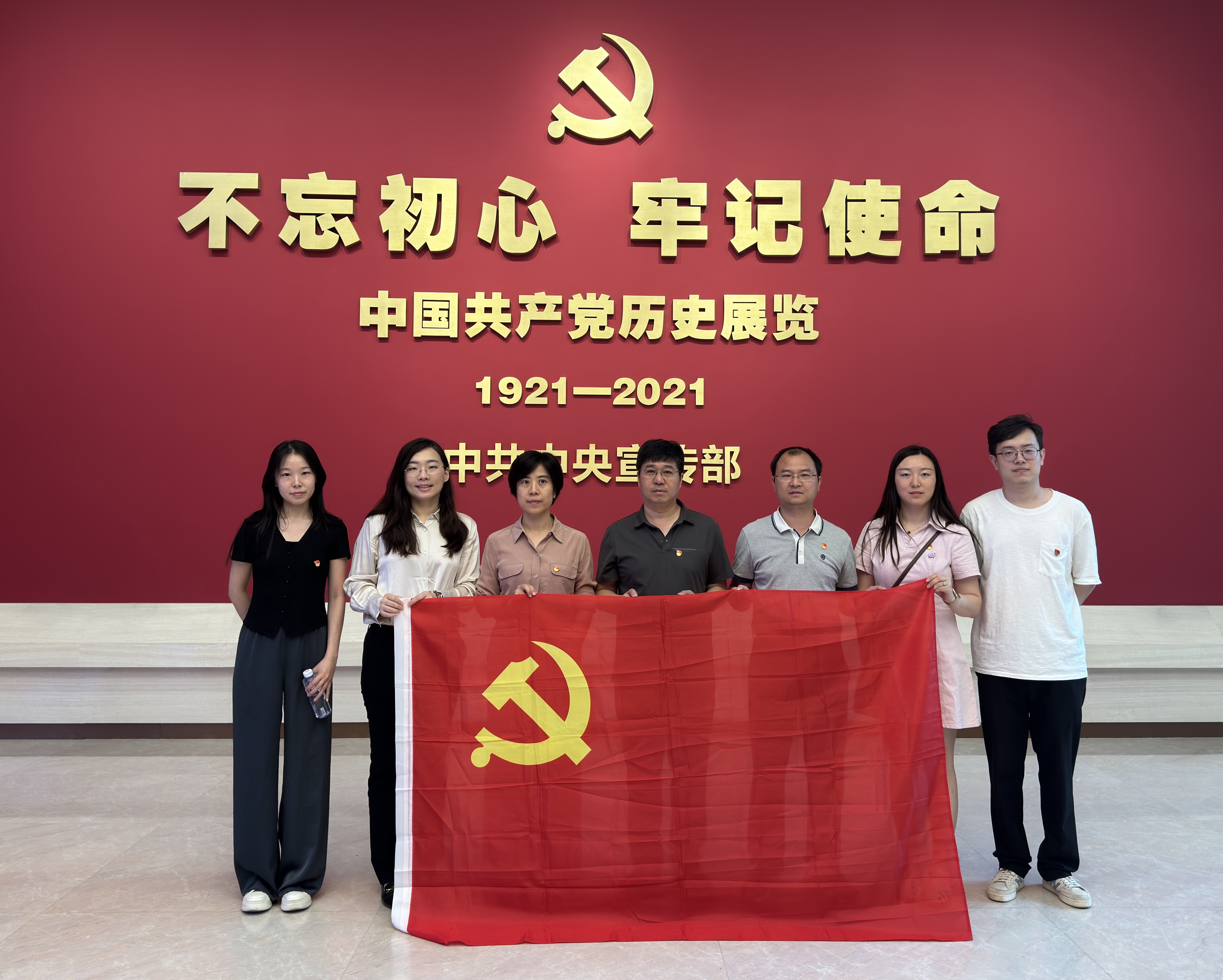 6.27参观党史馆（裁剪）.jpg